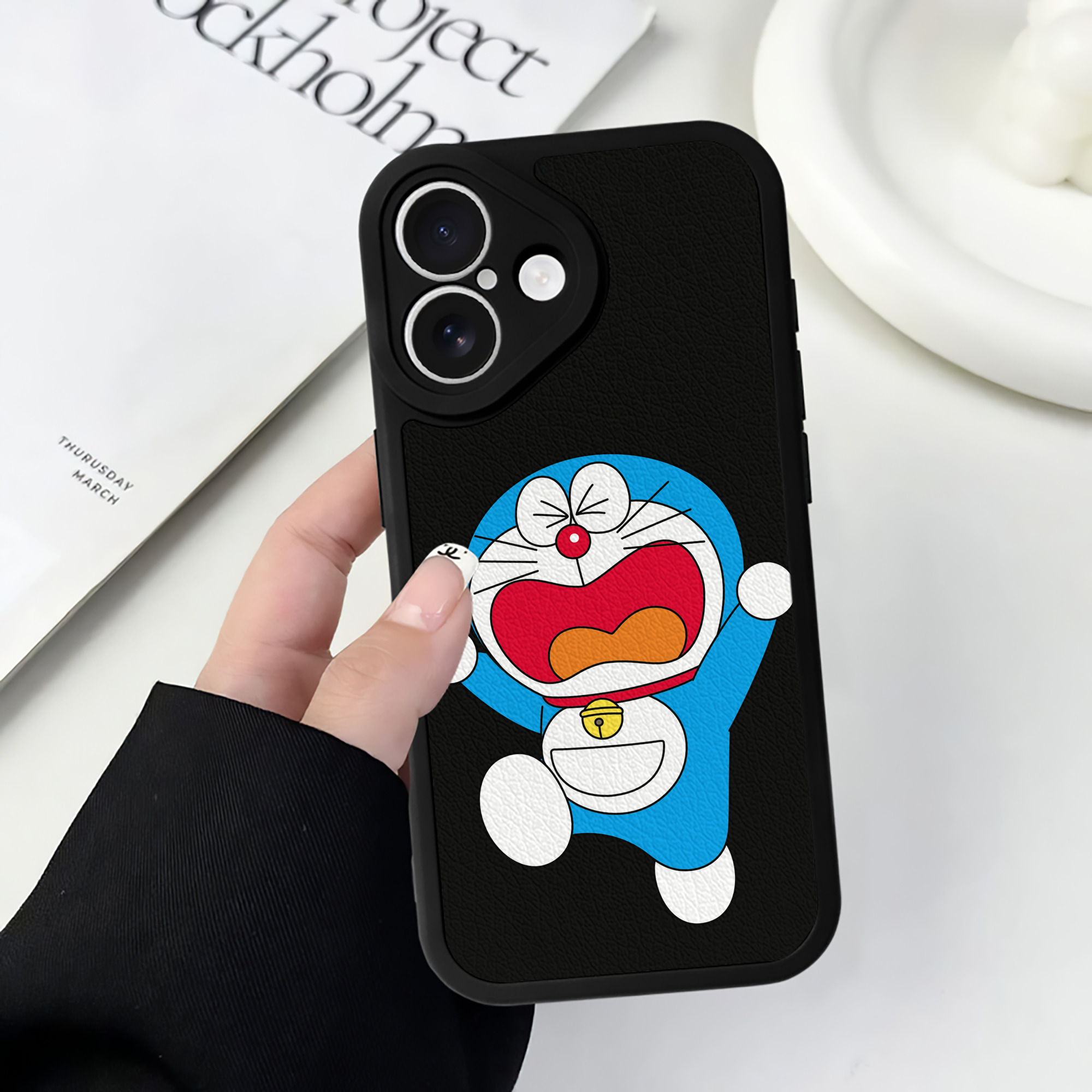 （画像用） ドラえもん Doraemon 【iPhone 16シリーズ対応】シリコンスマホケース（レザー調） 材質：シリコン